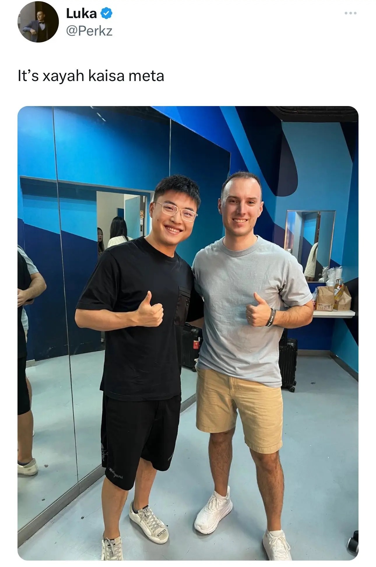 相逢一笑泯恩仇！[doge]Perkz更新个人社交媒体晒出与Uzi合影并配文：霞