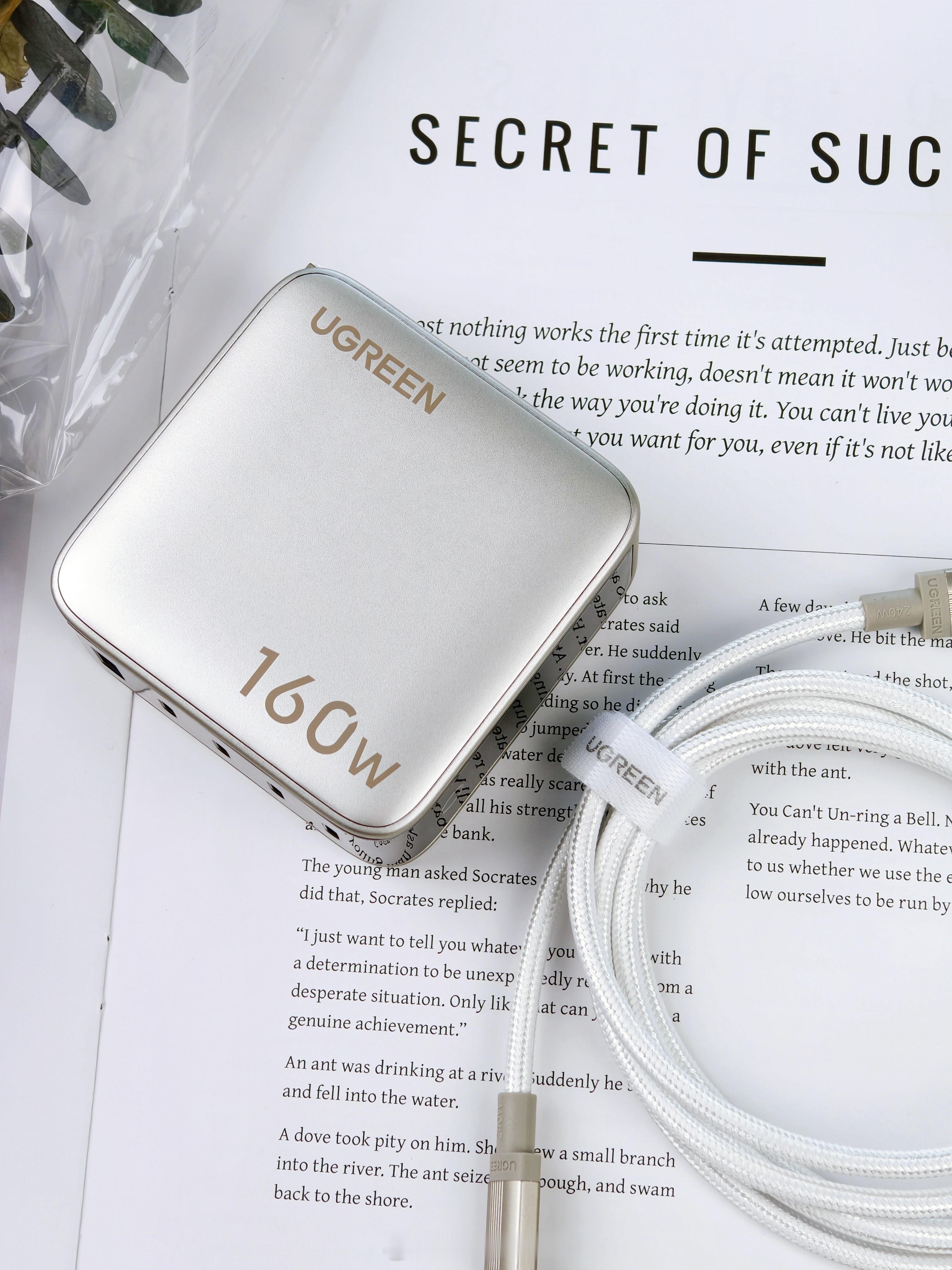 临近过年数码配件的新品也挺多，最近在用绿联速显充160W，又是一个很有情绪价值的