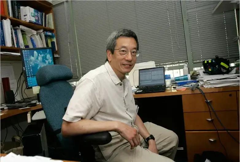 2008年，钱学森的侄子钱永健获得诺贝尔化学奖。然而，当媒体问道：“您计划回中国