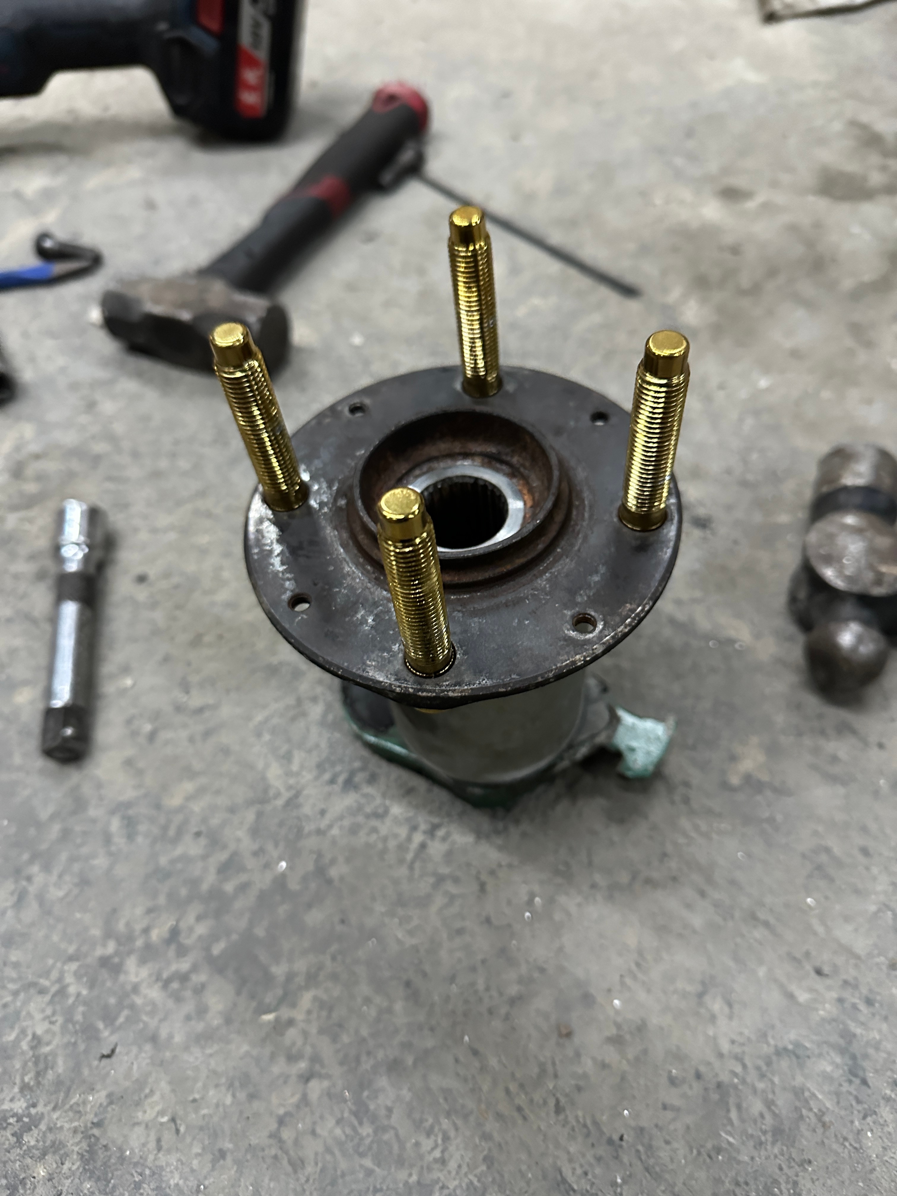 装几根螺杆，如果不磨羊角，完美安装的话。又麻烦，又要换轴承。 