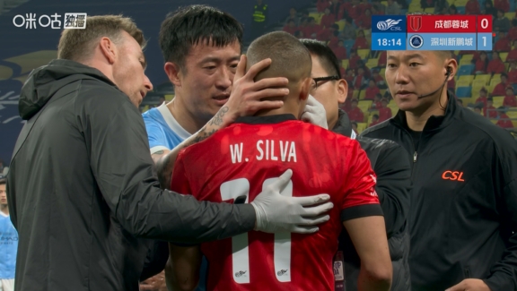 姜至鹏被直红罚下后，主动向出血的韦林顿表示关切和歉意