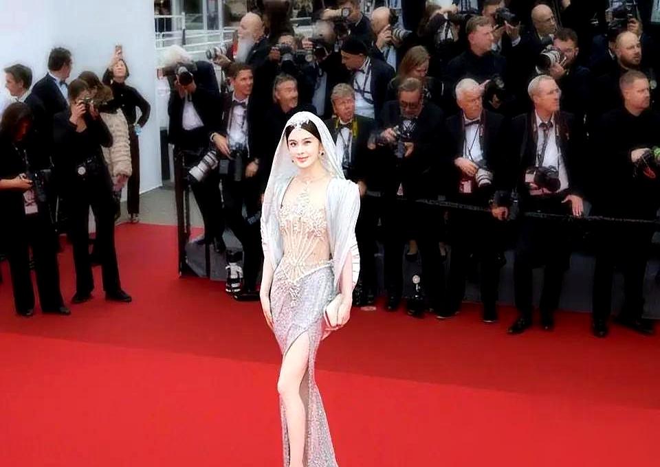 戛纳红毯那点事，越闹越有嚼头。
2024年好几位嘉宾跟同一个女保安起冲突。有人