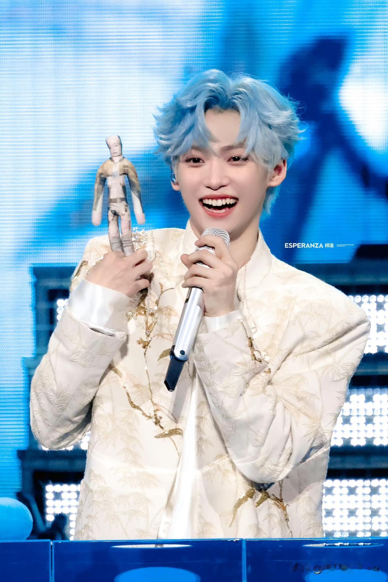 12月19日，新晋顶流梓渝在南京开个人演唱会，现场座无虚席，没有一个空位。

他