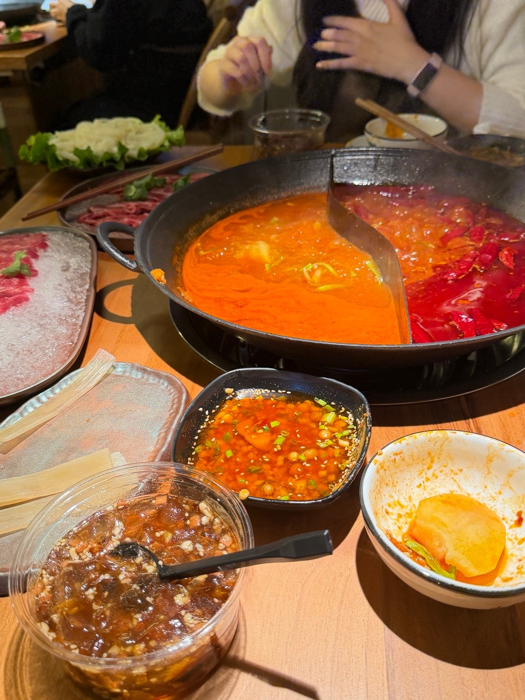 姐姐下班了好不容易等来双休 约她来吃火锅相亲相爱一家人里无人搭理