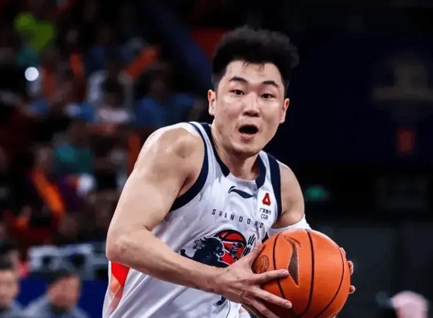 山东队季后赛首战惜败，虽然大比分陷入被动，但本土核心高诗岩的表现却赢得了媒体人的