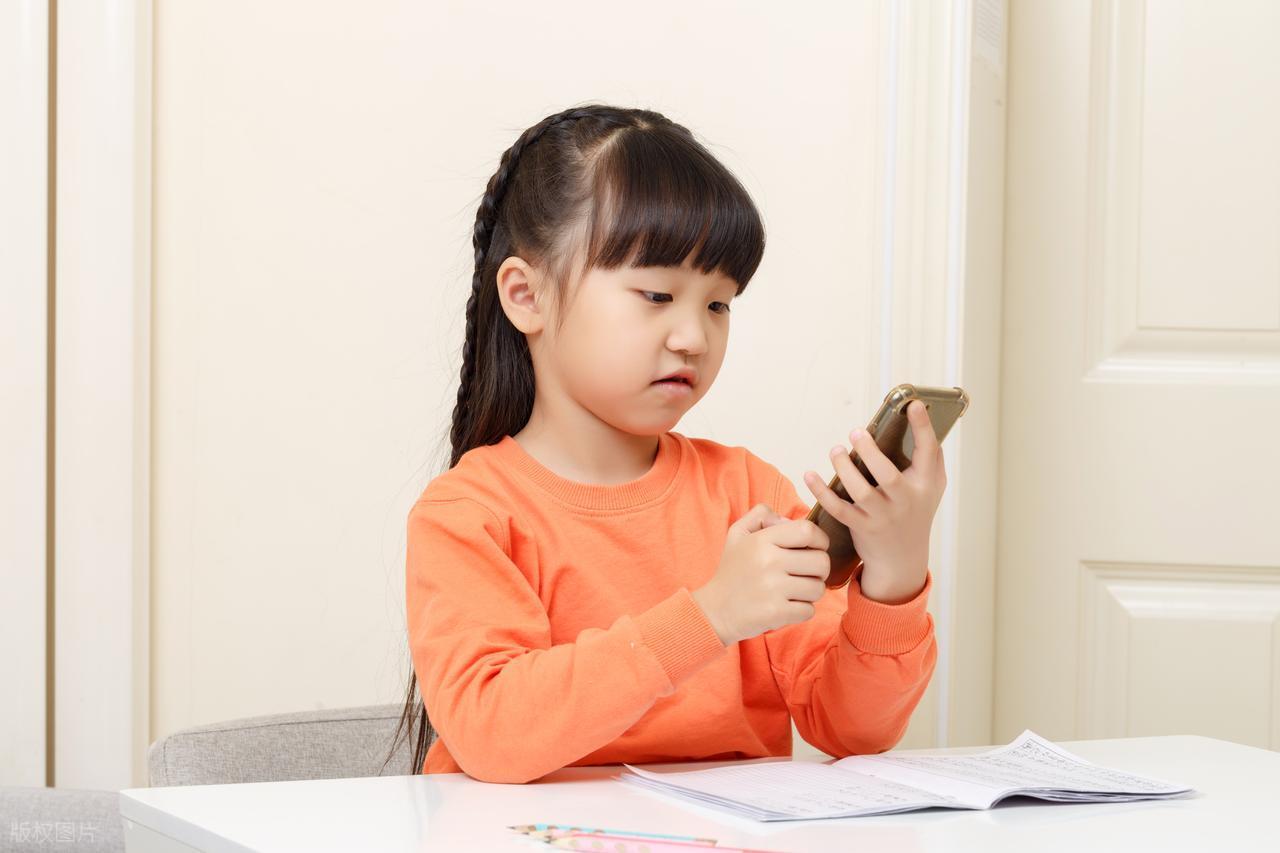 当孩子以"查资料""做作业"为借口沉迷手机时，智慧型家长应当采取多维度干预策略。