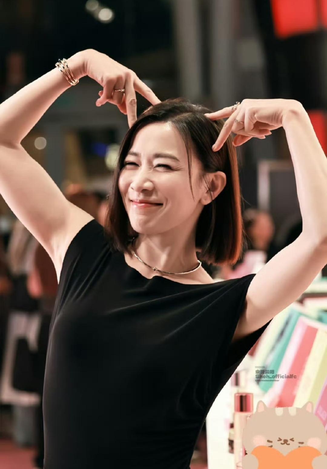 佘诗曼大概率不会结婚，
原因很简单，
不是因为妈妈不催婚，也不是因为没人追，而是