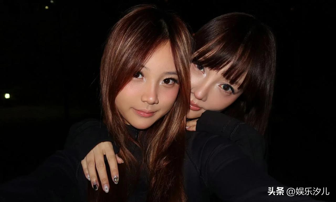 甜馨和她妈妈脸型长得一样漂亮
小时候不好看
真是女大十八变啦