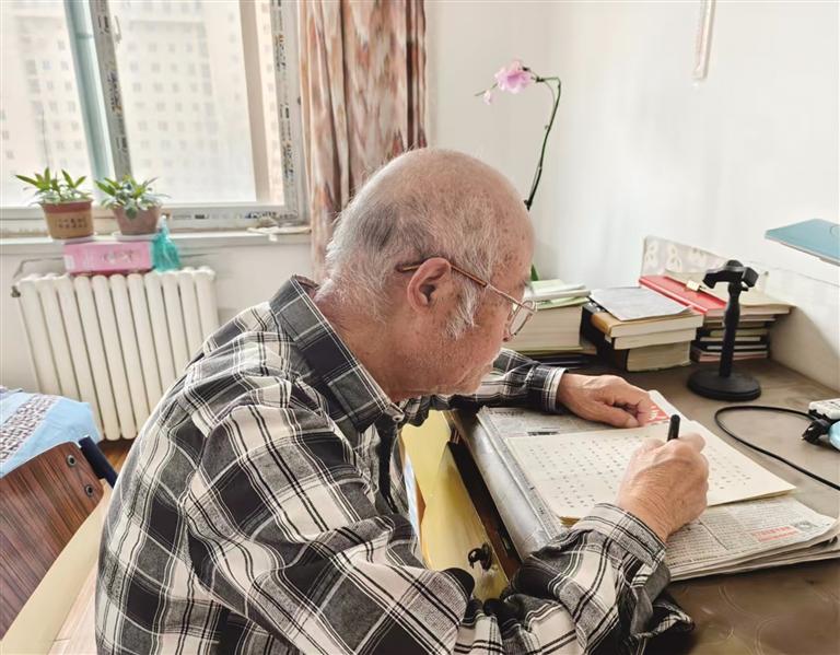 86岁老人的“家庭护士”生涯为爱“上岗”18年