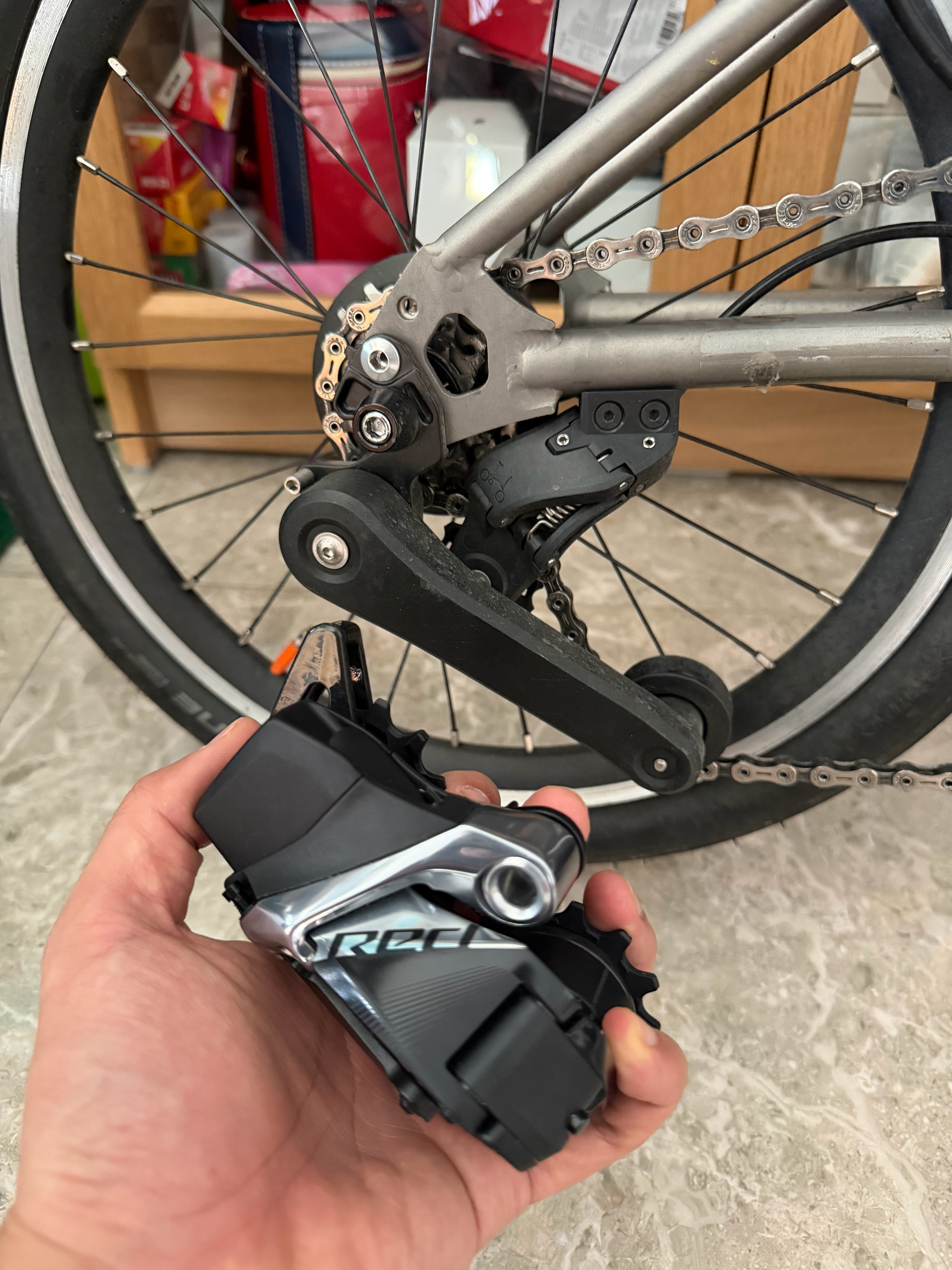 最近腰疼得厉害，但车还是想骑。那就把小布改成电变速，制造点新鲜感吧买了个二手的速