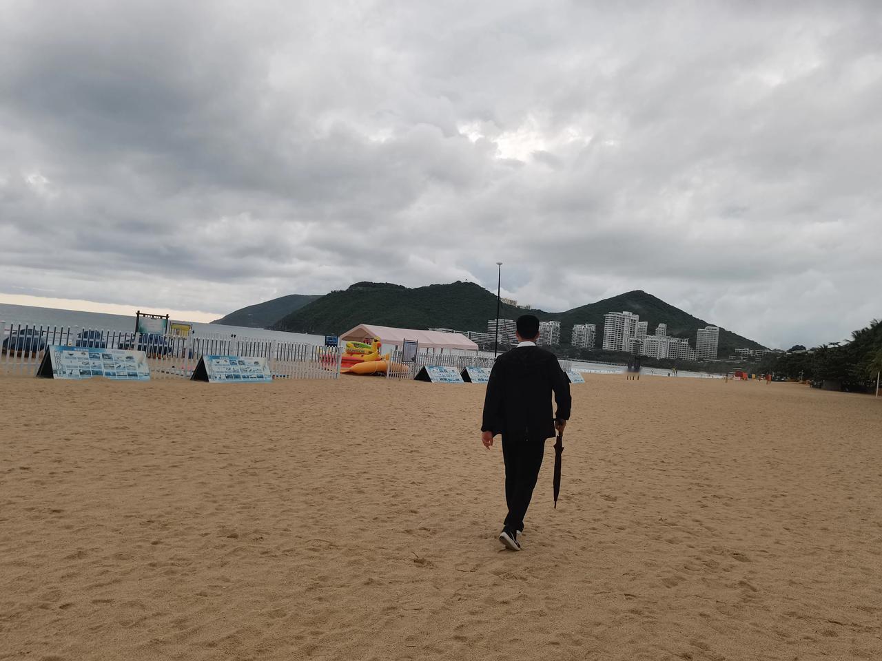 清晨

何东先生

露珠在草叶上
折射出整个黎明
我数着光的棱角
像在触摸星辰的