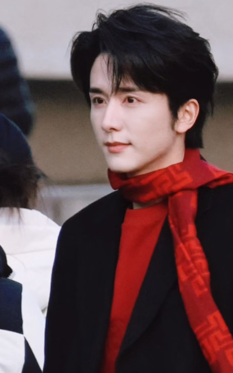 张新成在央视门口出片了 央视门口秒变秀场，张新成气质太绝，随手一拍都是高级感大片