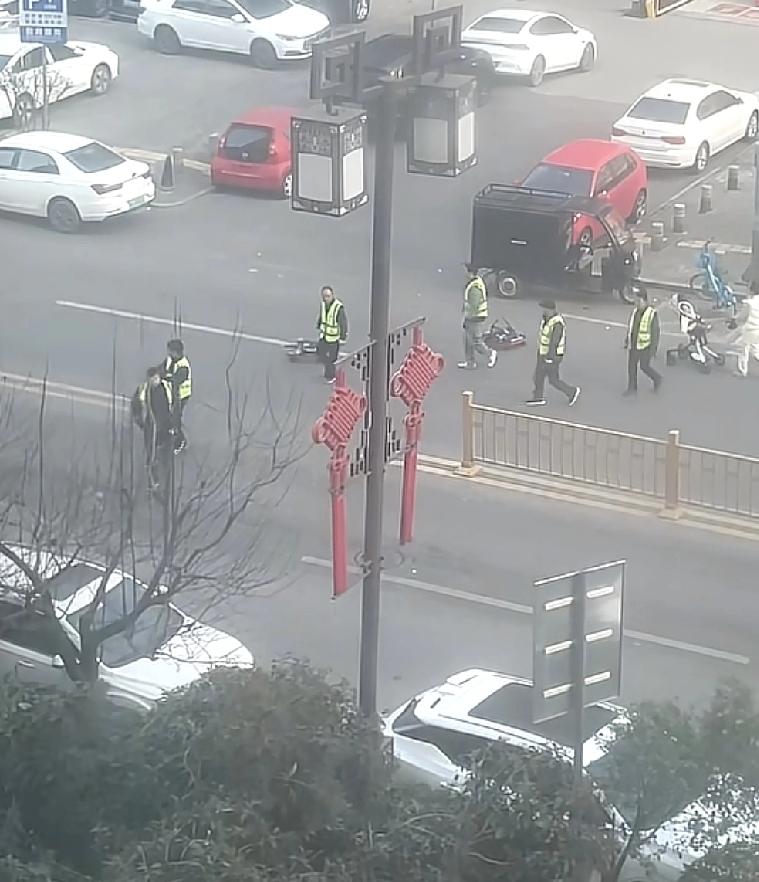 感觉现在西安的司机朋友们越来越难了
最近很多人发现马路上出现了一些黄马甲，他们的