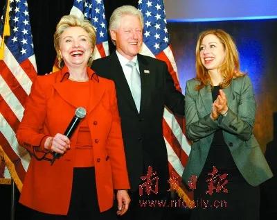 32年前的美国总统克林顿，今年78岁，和新任总统特朗普同岁，都是1946年生。和