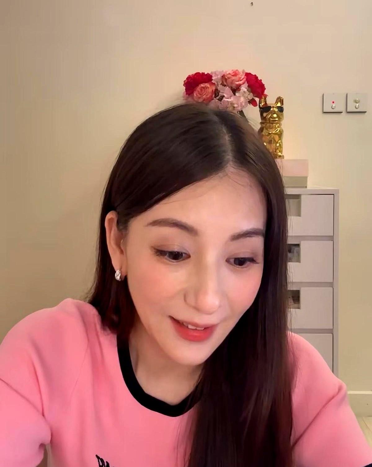 “嫁天王=躺平？”——方媛用一条小红书带货笔记把这句话按在地上摩擦。

去年她悄