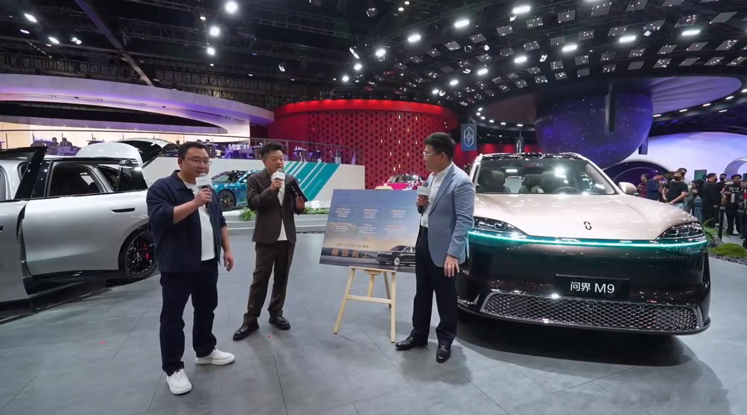 北京车展正式开启人从众模式  4月26日，2026北京车展专业观众日开启，全球汽