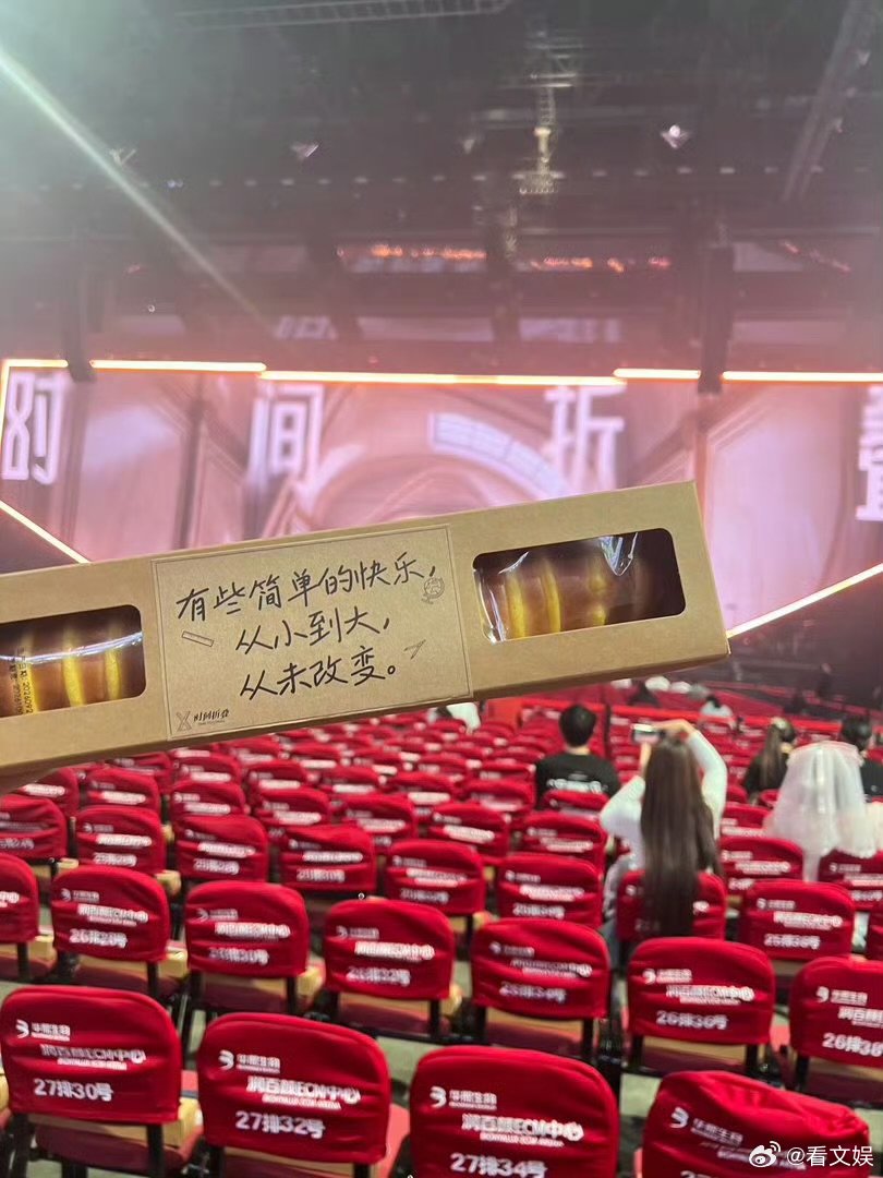 徐良演唱会给粉丝送面包 徐良面包脑袋不愧是面包脑袋徐良！演唱会一站一款怀旧面包，