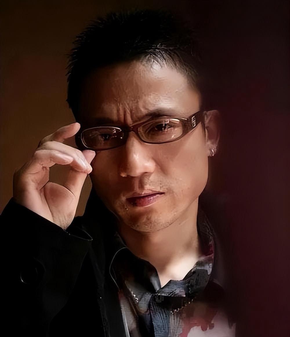 音乐圈竞争激烈，众多有才华的歌手因缺机会、少人脉而被埋没。袁树雄便是典型，成名前