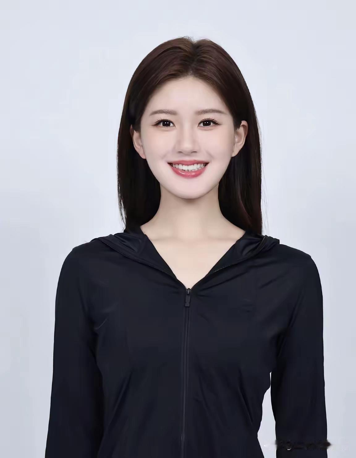 赵露思的爸爸赵公明，
不查不知道，
一查才知道，原来是块被
女儿耽误的“宝藏”！