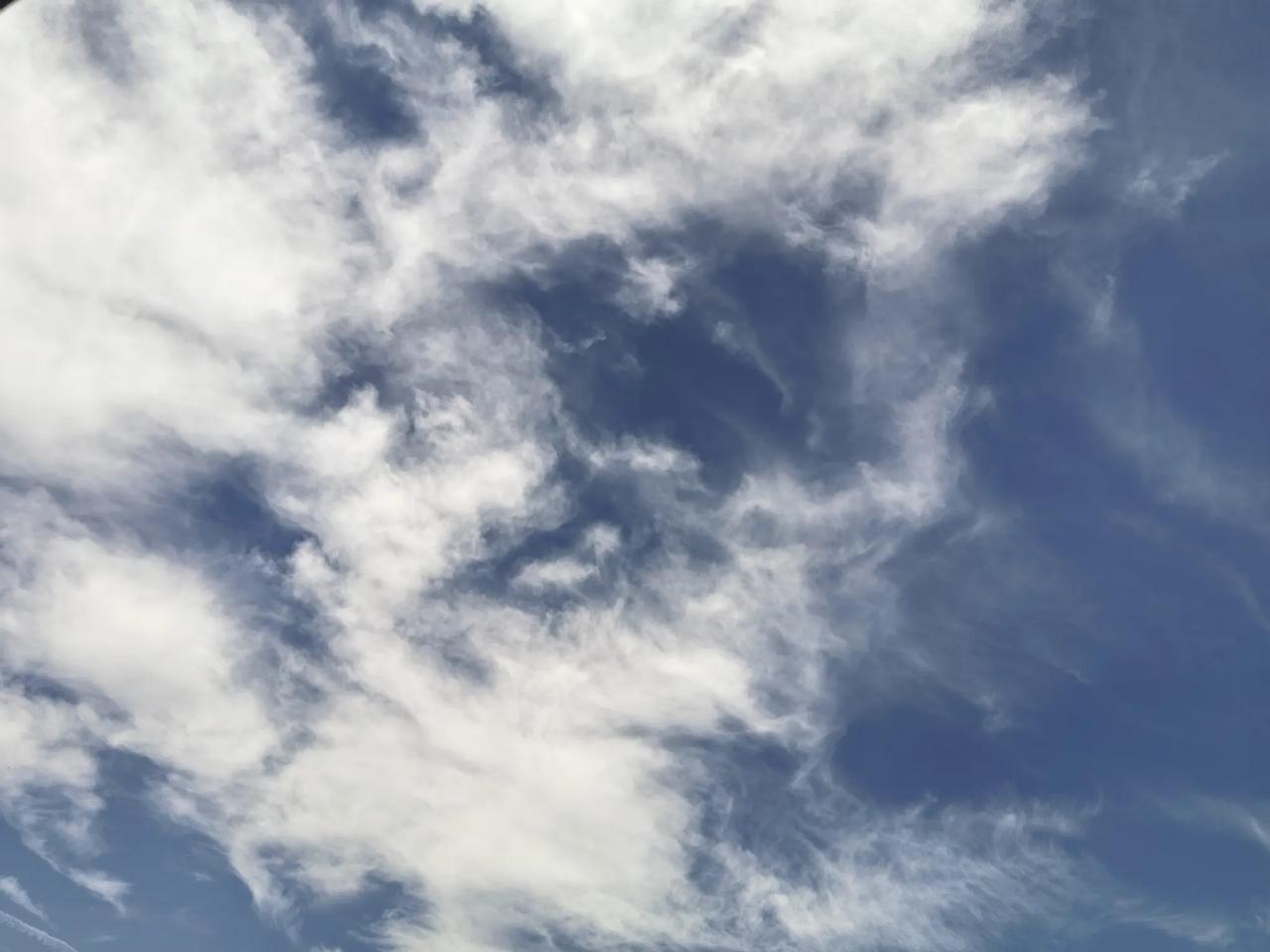 分享一下你随手拍下的照片天空的白云飘逸悠然自得。愿我们拥有这样一份闲适，去感受生