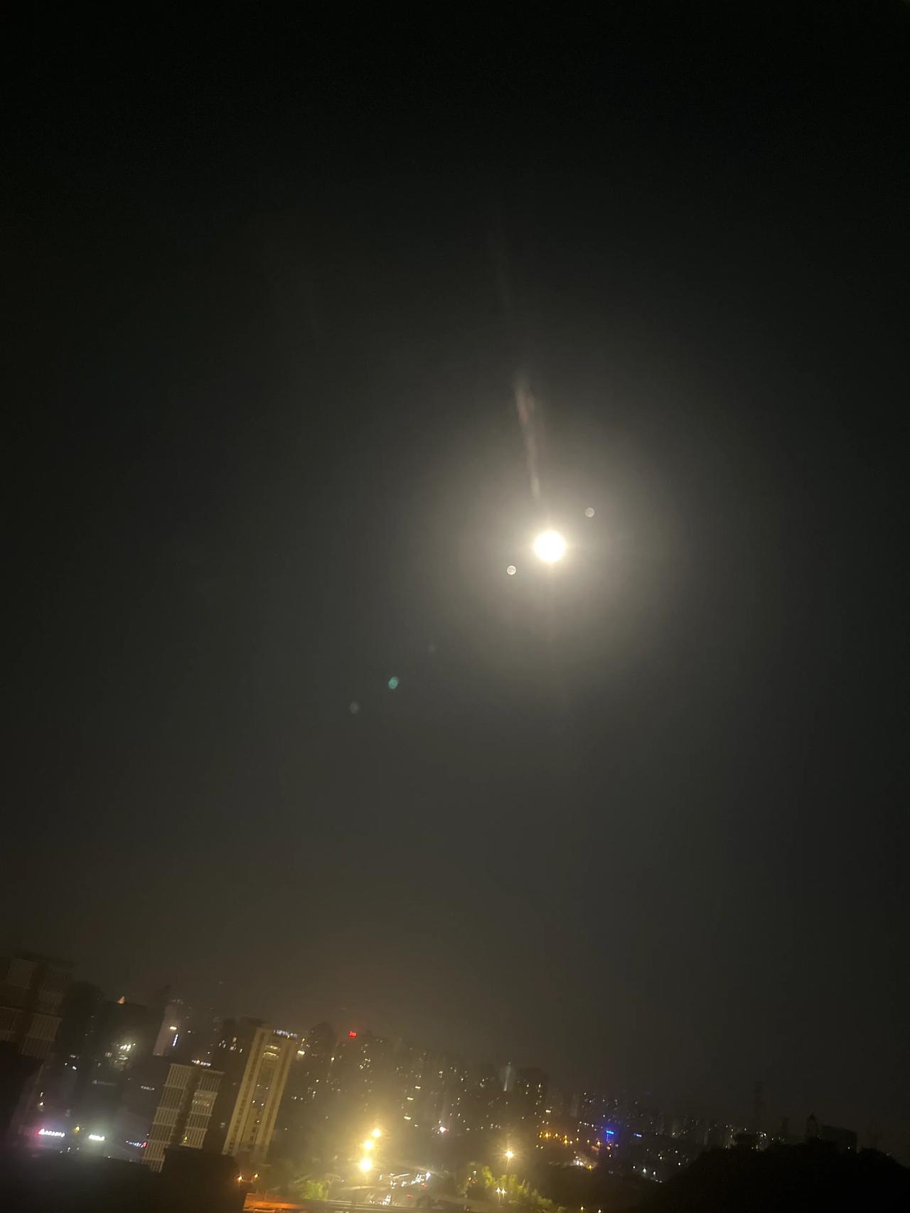为什么十五的月亮十六圆呢？至今为止，我没有得到一个准确答案！也许是我无知，又或者