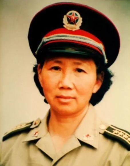 1950年代，钟玉征将军与清朝肃亲王孙子喜结连理，钟将军坦言丈夫脾气非常好！
1