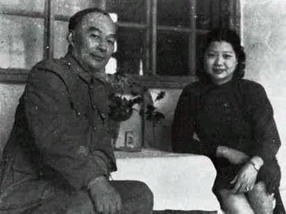 1943年6月10日，共产国际宣布解散，震惊全球。蒋介石对此暗自欢喜，似乎看到了