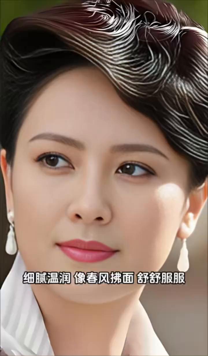 左翎的美定格在九十年代的光影里，她抿唇一笑全是清澈又灿烂的少年气，灵动娇俏看过就