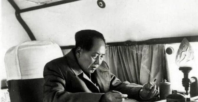 1970年6月19日，毛泽东在北京人民大会堂会见外宾时，中央主要领导人都在场。毛