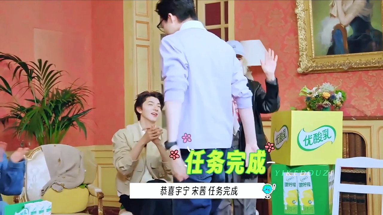 可是刘宇宁会蹲下来跟你击掌诶大长腿就这么蹲下了，绅士有礼貌的刘宇宁 