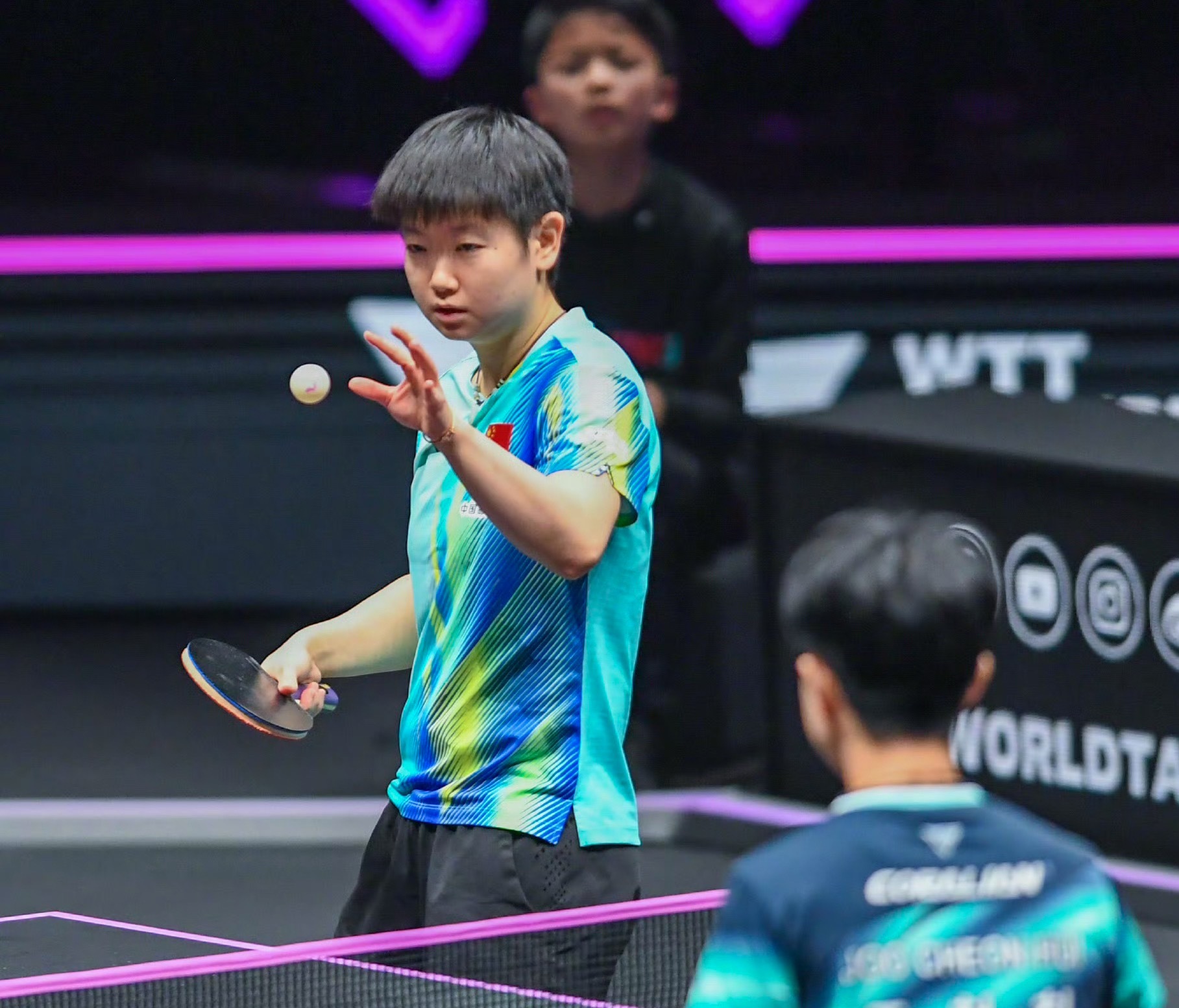 孙颖莎3比0朱芊曦WTT重庆冠军赛女单首轮，孙颖莎状态拉满3-0横扫朱芊曦！次局