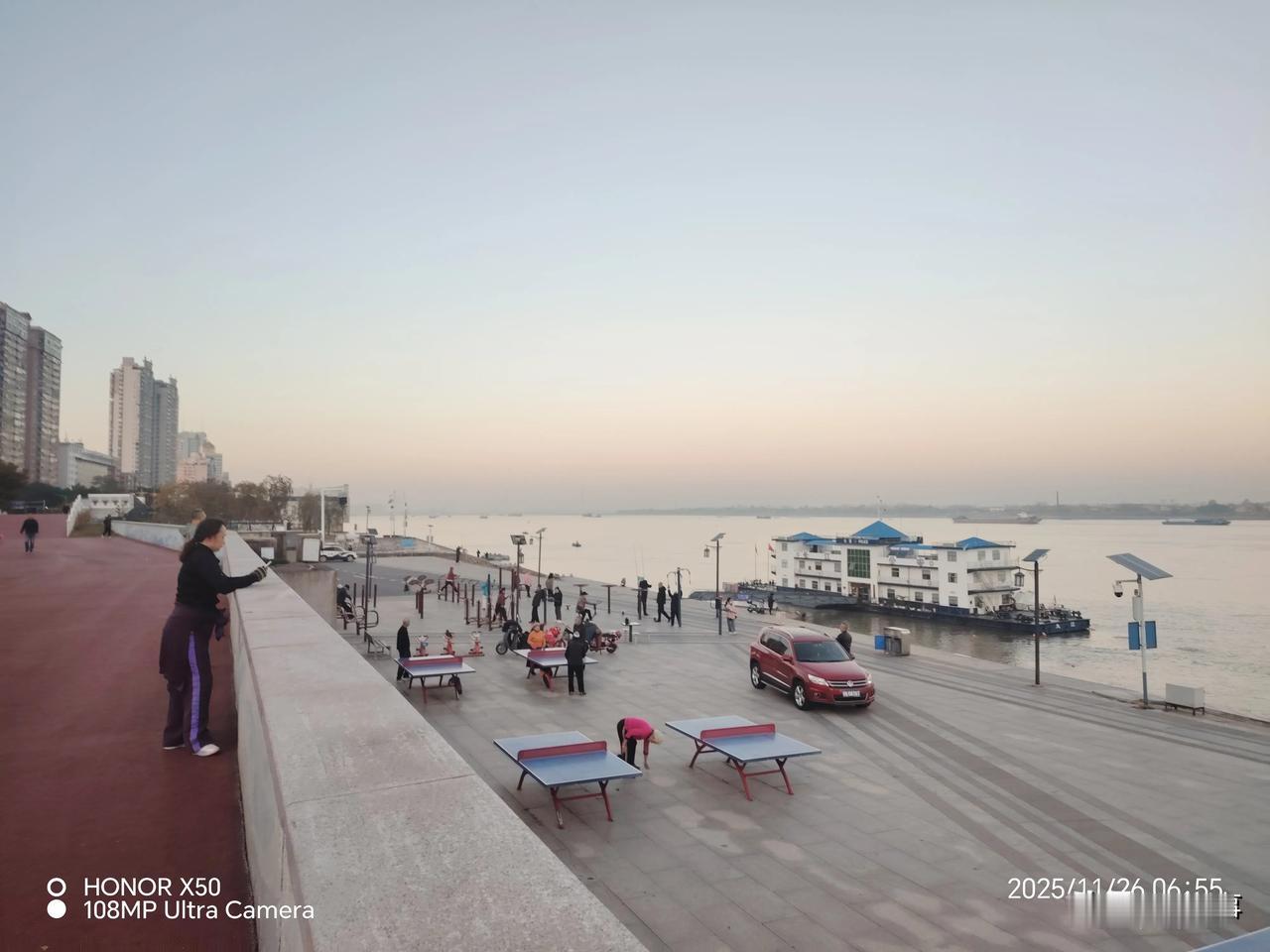 长江岸边晨练打卡