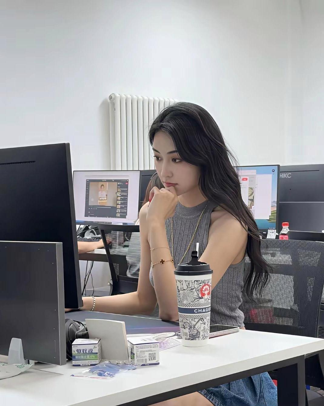 有这样的同事，你几点下班？
