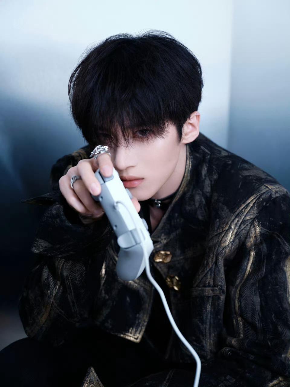 终于等到闫桉唱跳楼机终于等到闫桉唱《跳楼机》了，“Baby我们的感情好像跳楼机～