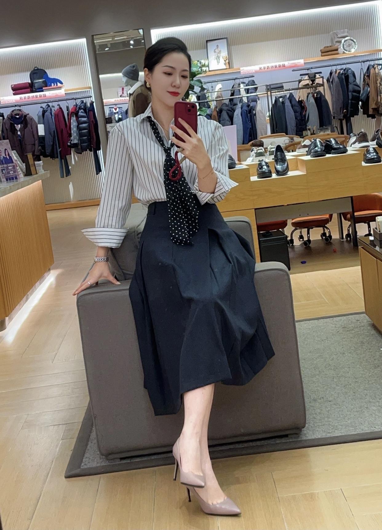 优雅职场穿搭，条纹衬衫+波点领带，尽显时尚魅力！