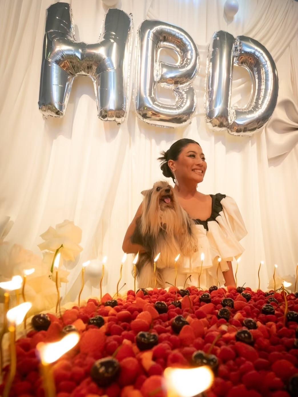 泰国思蕊梵娜瓦瑞公主过39岁生日，庆生现场曝光，思蕊梵娜瓦瑞公主吃超大的蛋糕，还