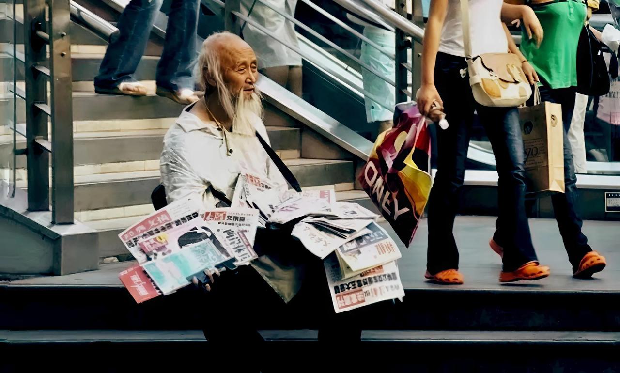 这是我年轻时候在上海徐家汇天桥下拍的一张照片，当时绝对是有感而拍。有人说，这是生