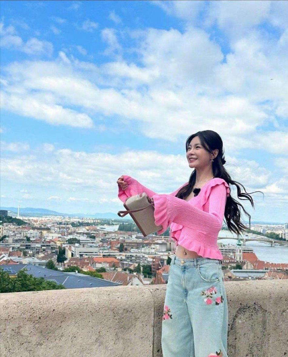 沈梦辰有钱之后竟然在肚脐都镶钻了 ​​​