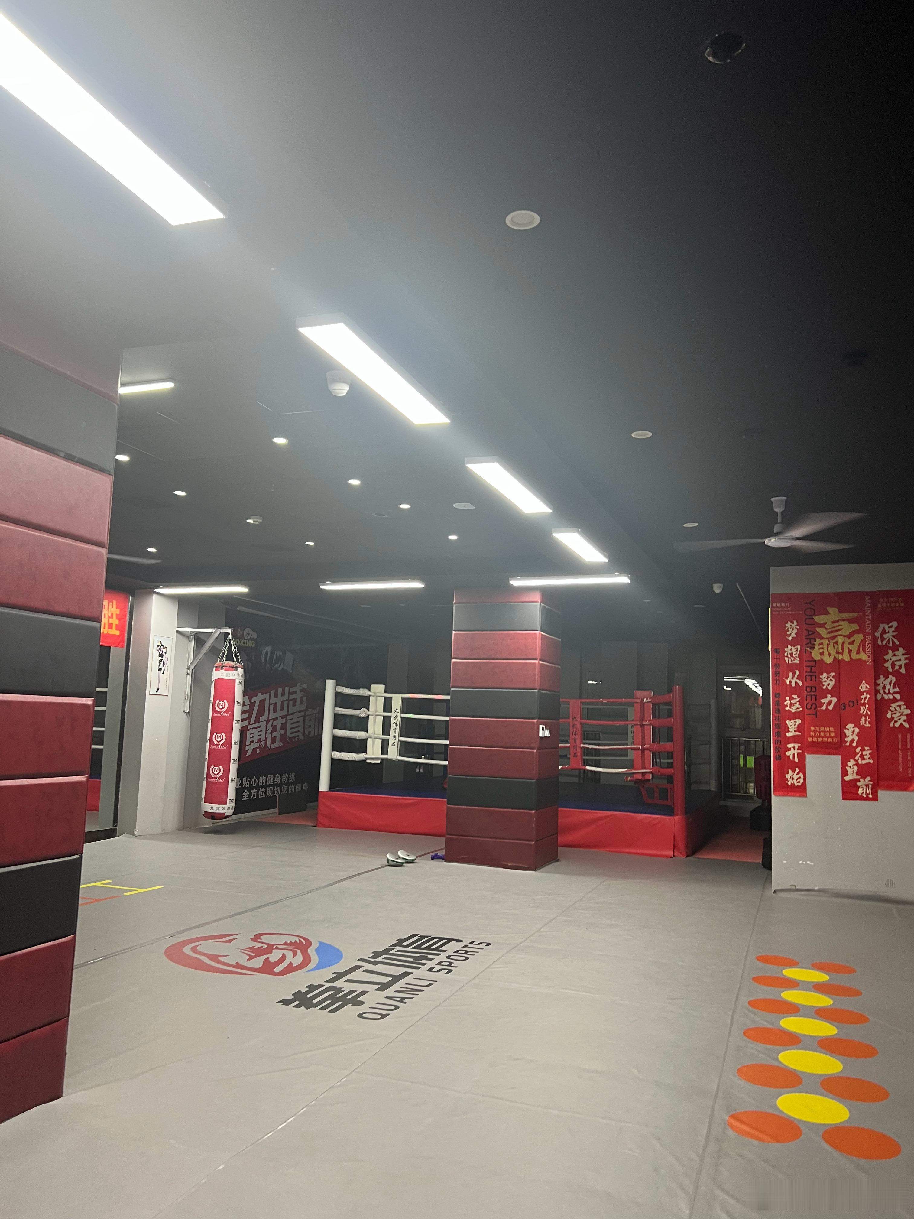 cc健身 昨晚的踢腿把我小腿都踢痒了[允悲]回家旺仔给我带了炒面和鸭头鸭爪中年夫