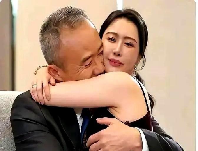 真正教你“优雅”的人，第一个动作就是把手搭在你肩上。
视频里，他一边搂着年轻女演