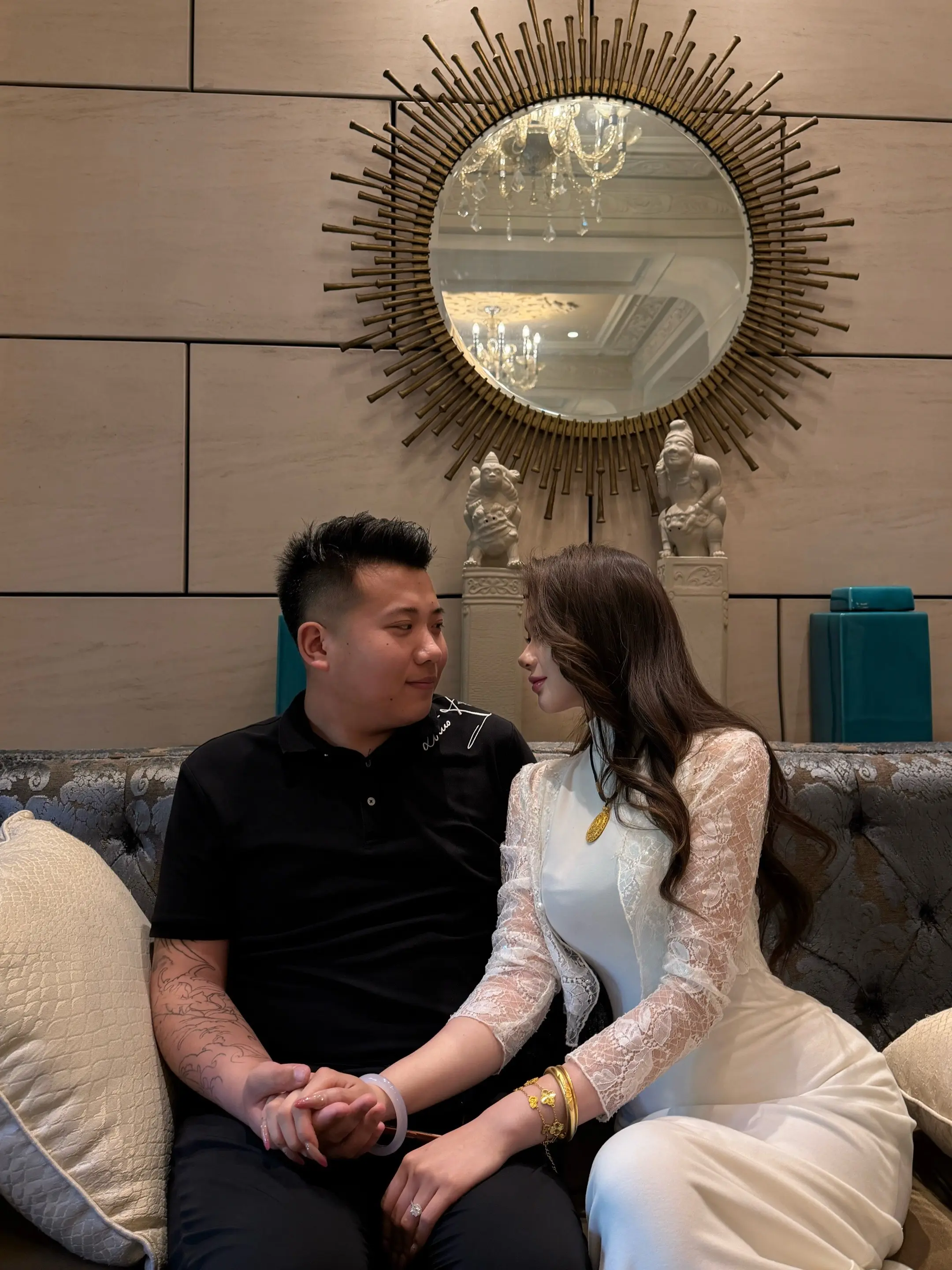 可他比你大 早就轰轰烈烈的爱过了 怎么会喜欢你 像小孩子一样的爱呢