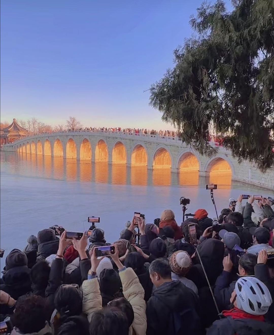 今天下午到颐和园十七孔桥，感觉人不多，晴天光线也好，便掏出手机开拍金光穿洞。 