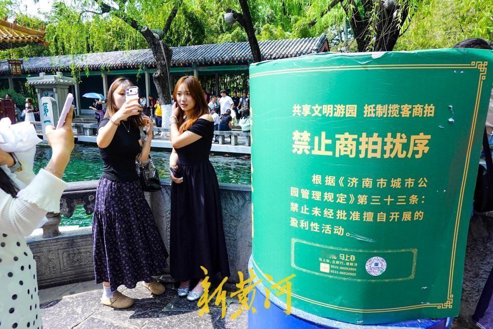 4月17日，正值春季旅游高峰期，趵突泉公园内游人如织，来自全国各地的游客围聚在泉