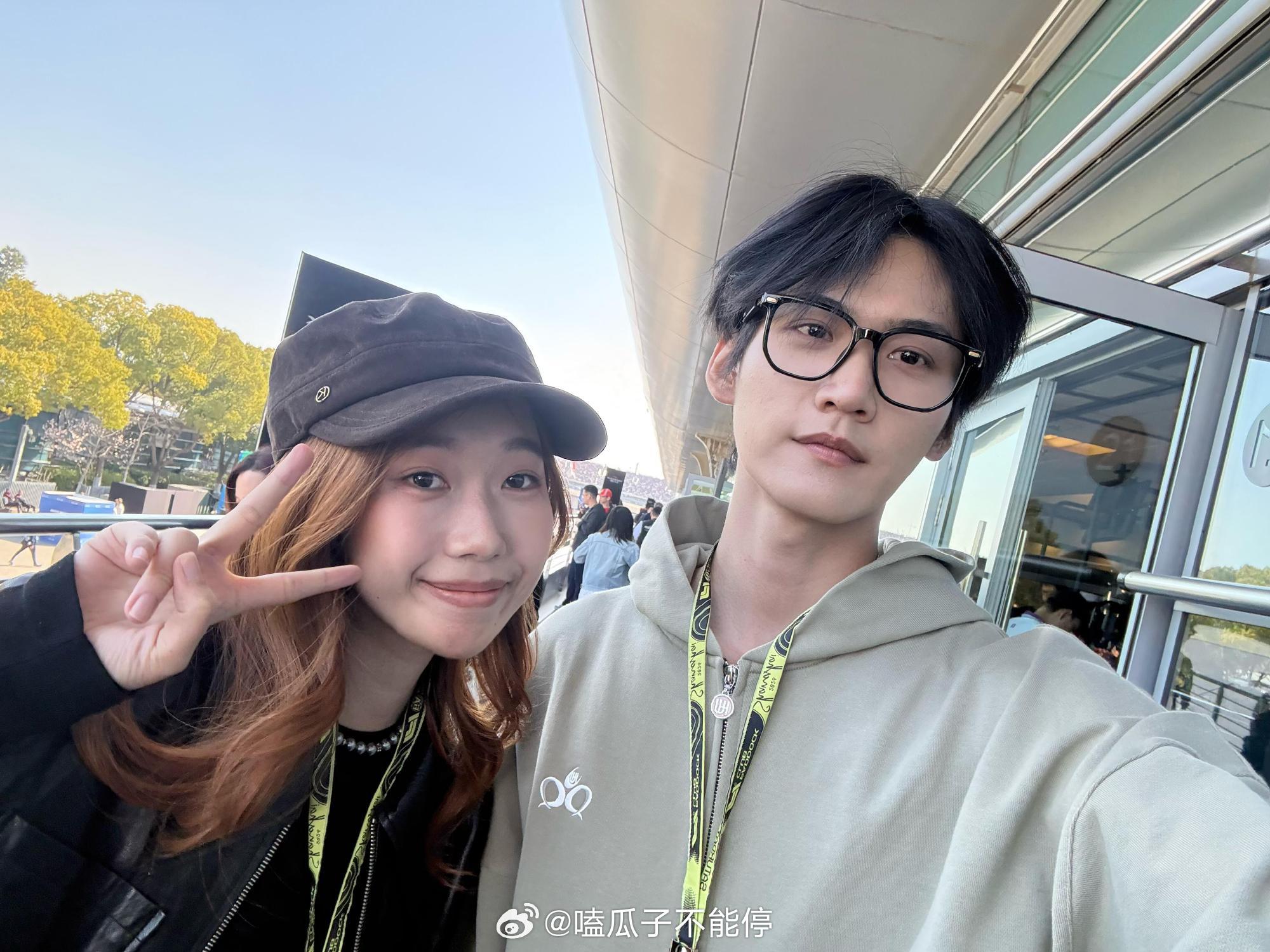 周柯宇对粉丝真的很好，合照有求必应