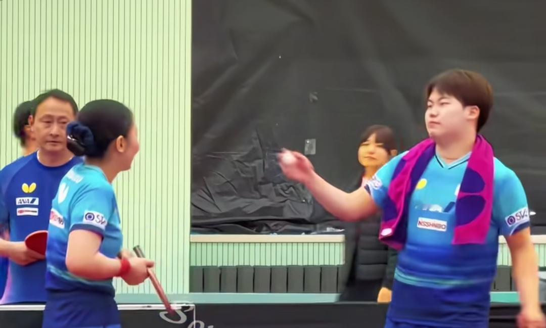 张本美和的父亲张本宇在一旁看着女儿与松岛辉空练球时松岛辉空还是挺听张本美和的话的