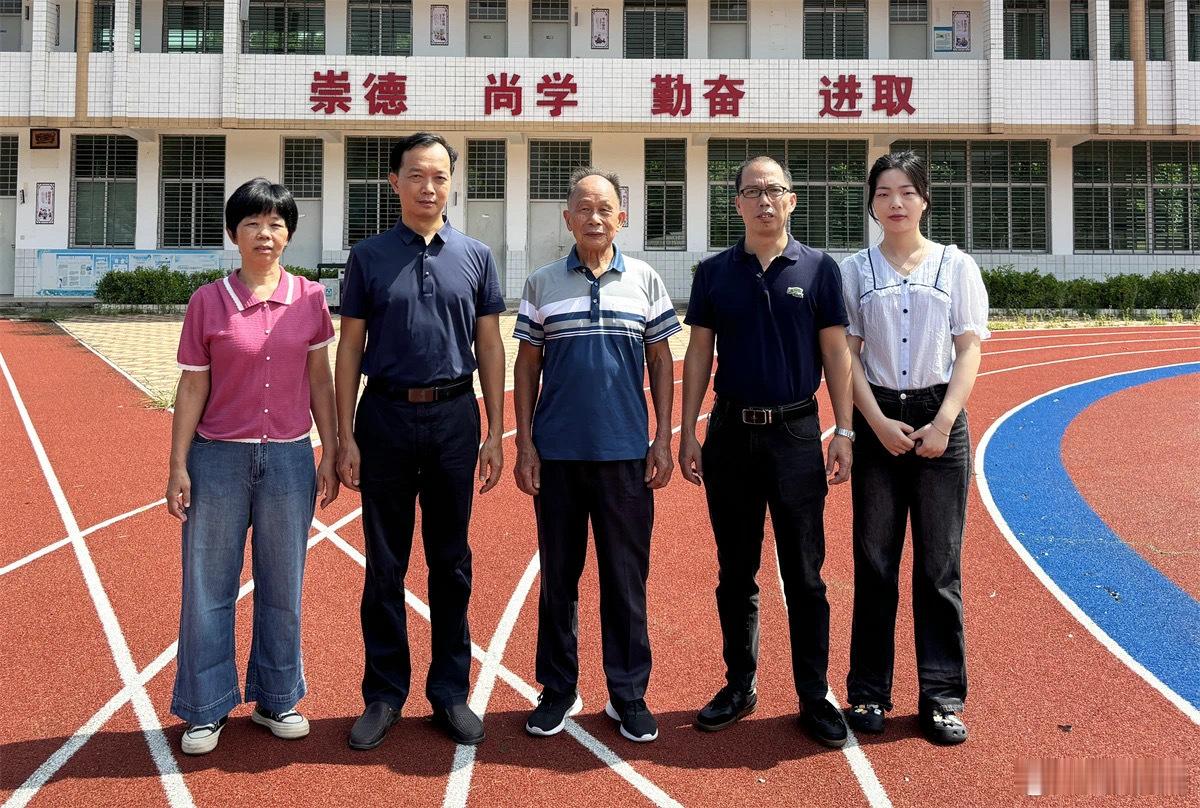 #福建一家三代五人坚守三尺讲台#在福建洛江区罗溪镇，有着这样一个教师家庭，一家三