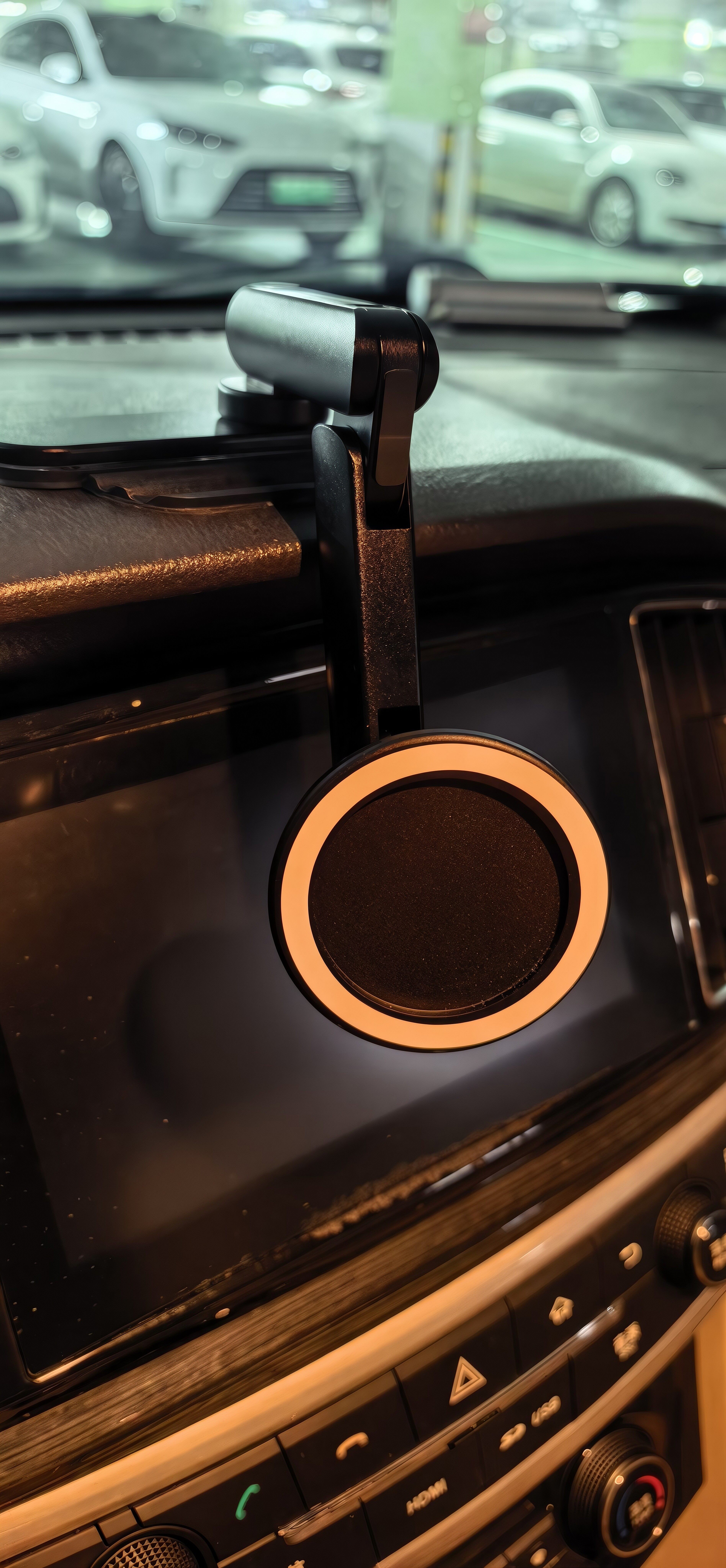 多轴可调的车载磁吸支架，粘贴面积加大后适用的场景范围也更广了搭配真空负压磁吸头，