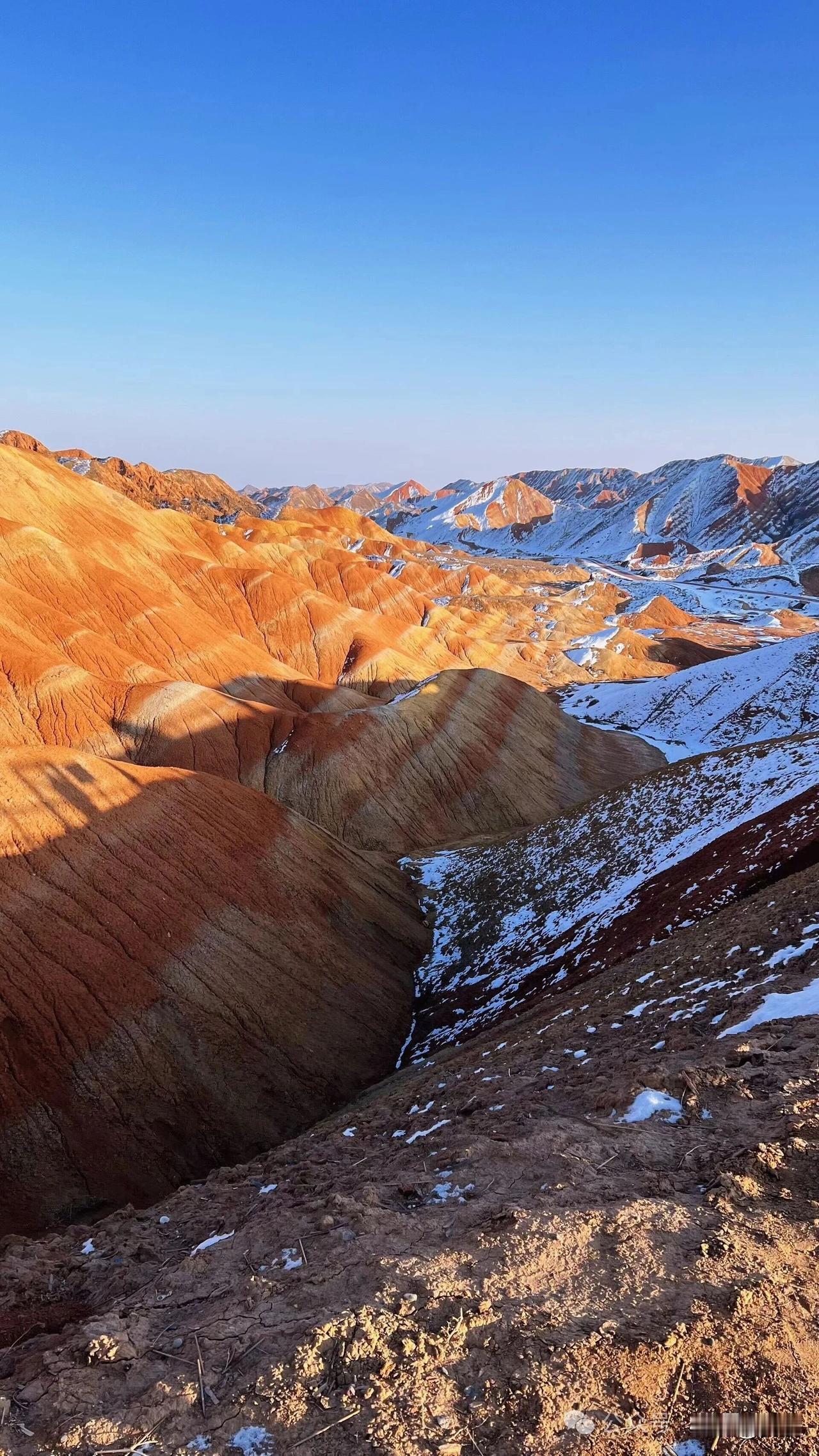 上联:风霜雨雪四时景
下联:东西南北八面风
横批:胸怀天下