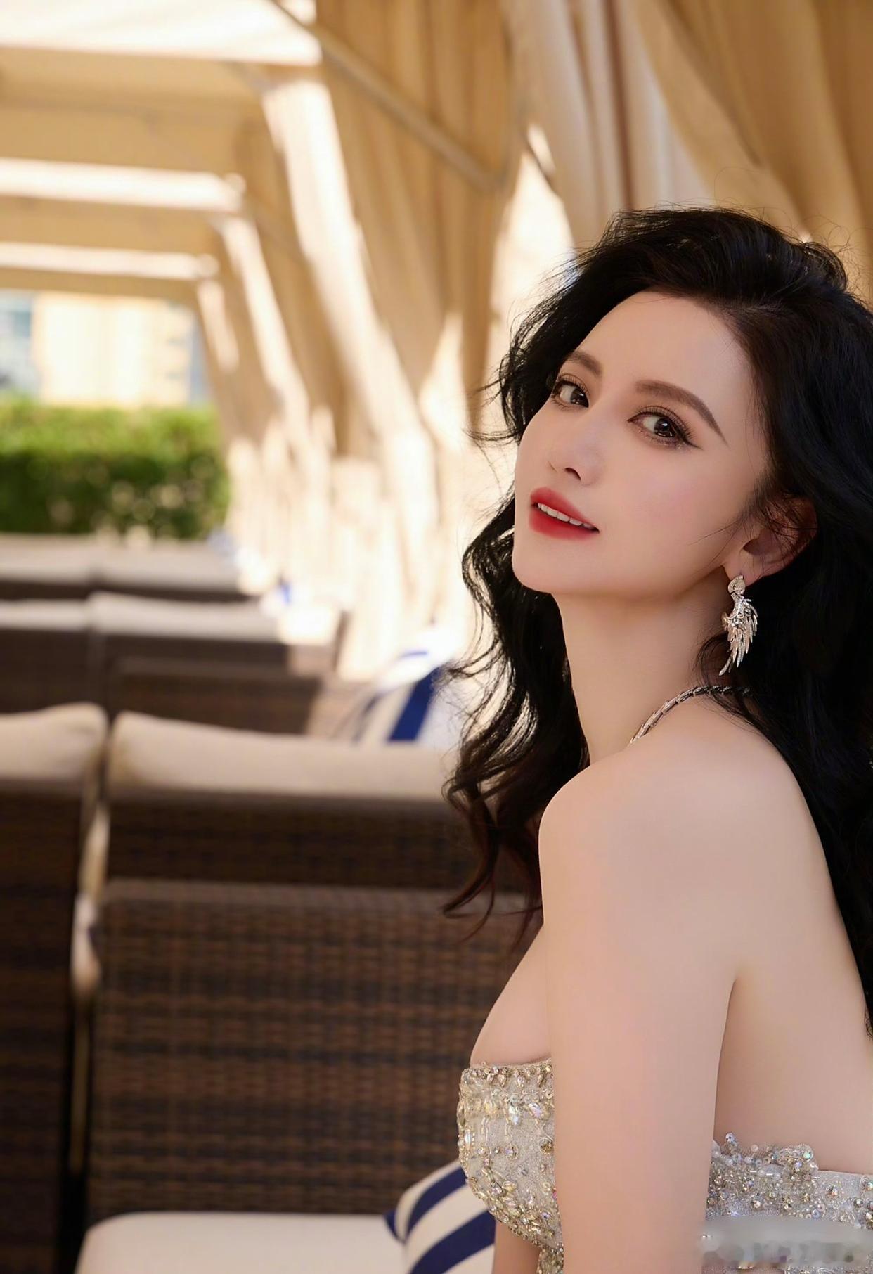 虽然已经秋天了，可是这太阳还是很毒辣了，张萌出去才晒了半天，背后就出现超明显印子