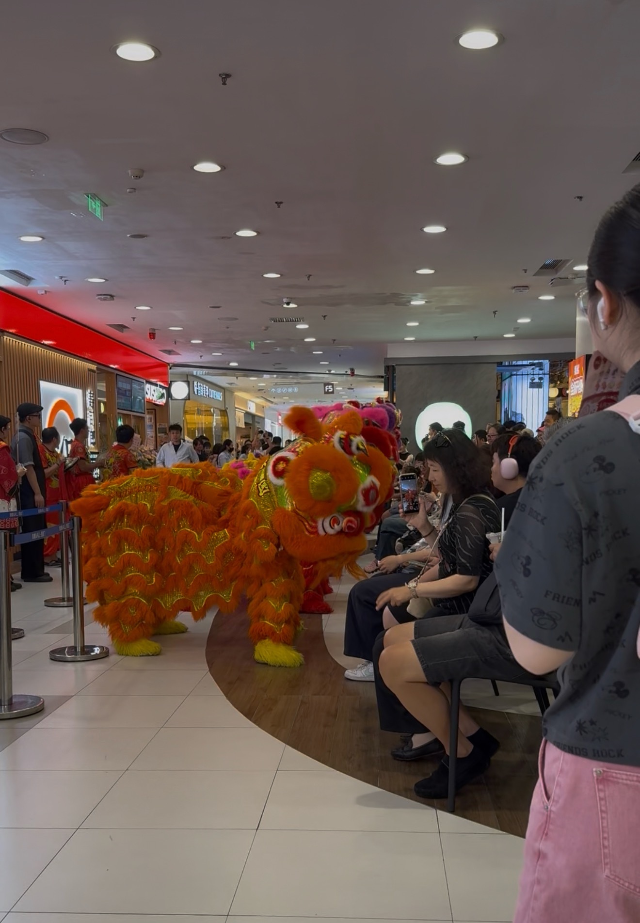 10点半路遇顶流寿司新店开业，以为能有幸吃上一回，结果已经排了好几十人，还是吃点